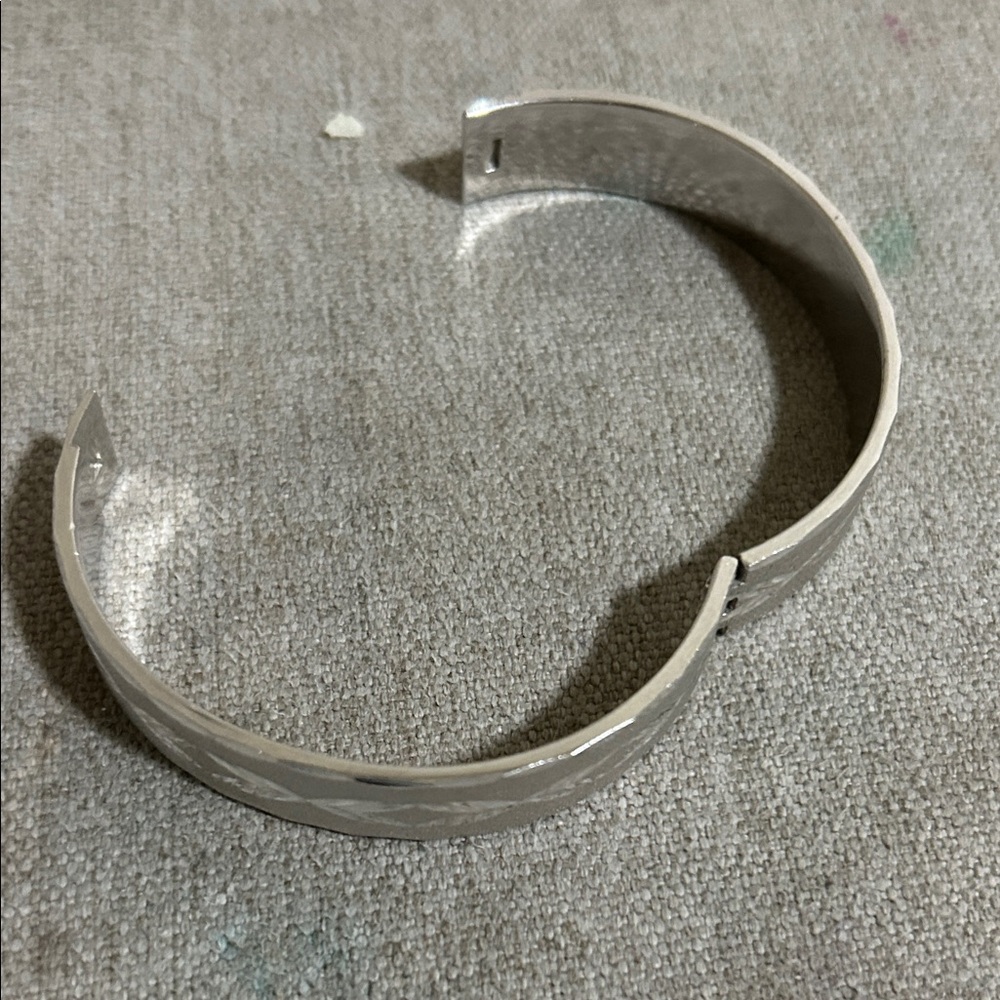 Chic Silver Patterned Bracelet - image 2